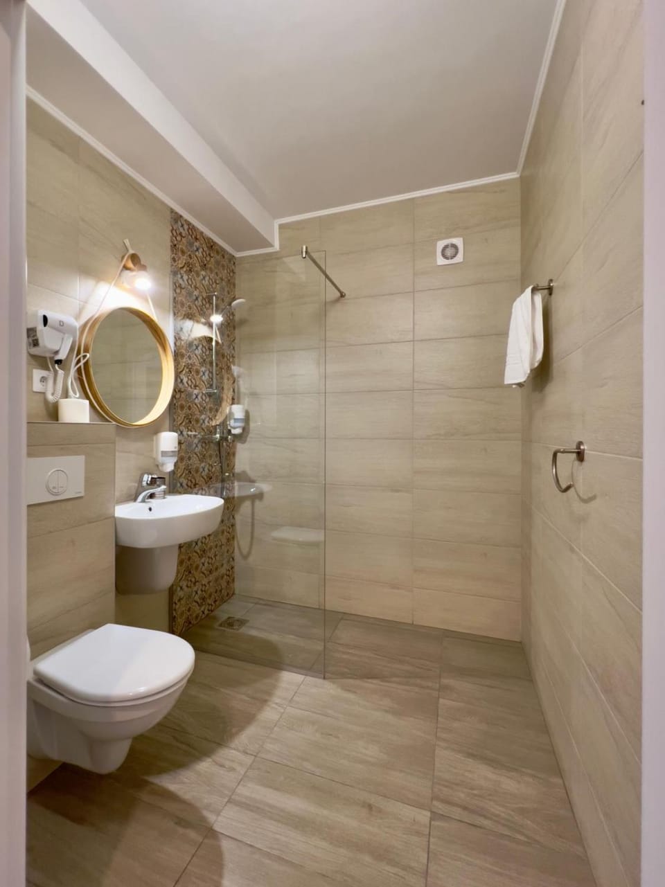 Shower, Toilet, Bathroom, towels