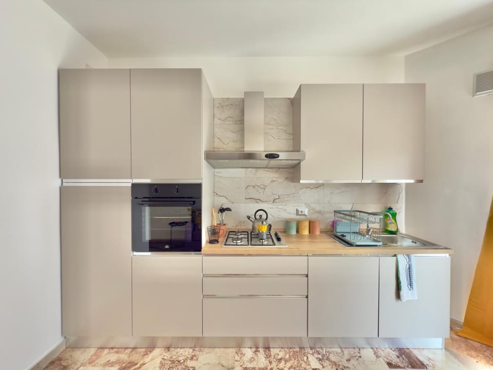 Coffee/tea facilities, Kitchen or kitchenette, Food and drinks, Food, oven, stove