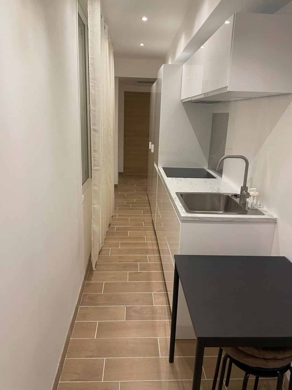 Kitchen or kitchenette, Dining area, microwave, stove