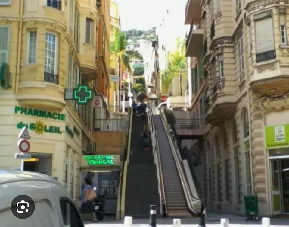 2 pièces aux porte de Monaco , Plage , Tennis ,GP Apartment in Avenue du Carnier