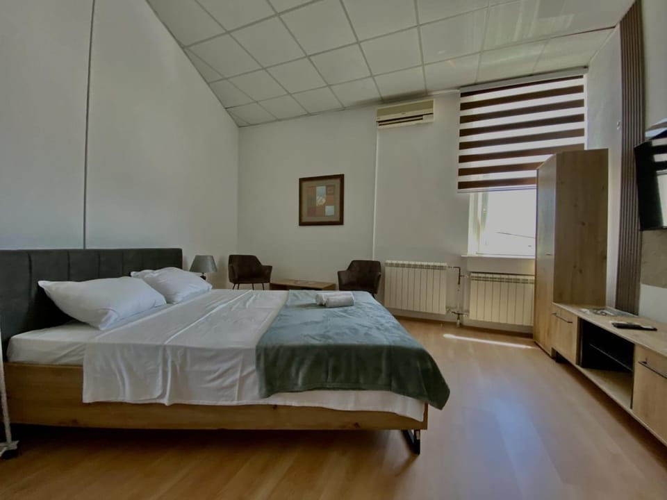 Communal lounge/ TV room, Bed, Living room, Photo of the whole room, Seating area, Evening entertainment, internet, air conditioner