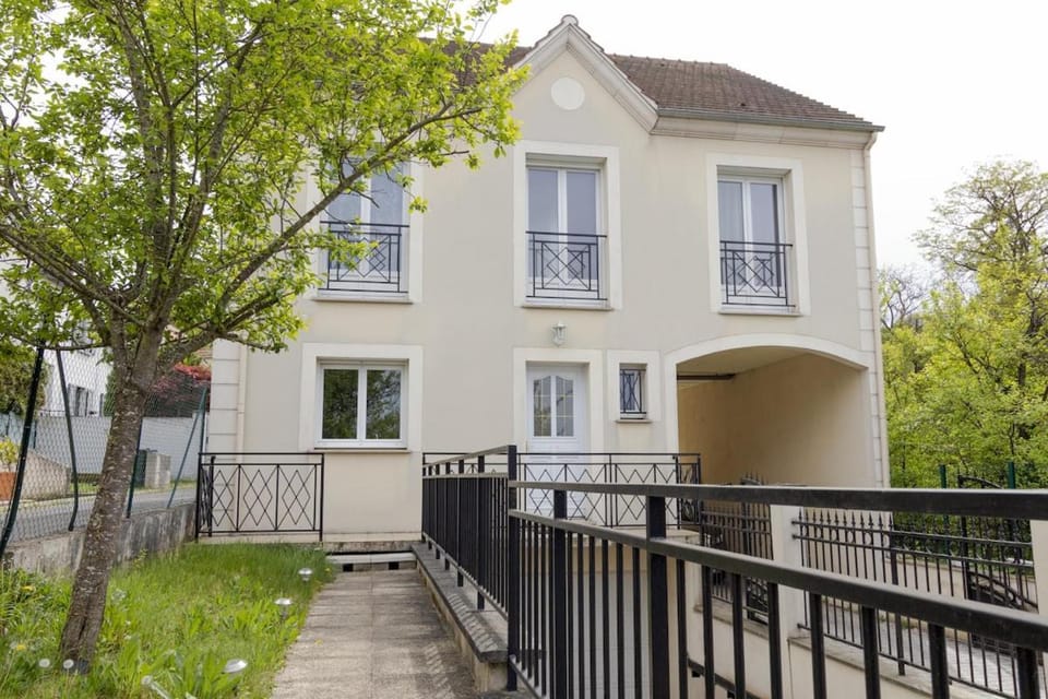 Villa Cosy avec Jardin Paris Disney Villa in Noisy-le-Grand