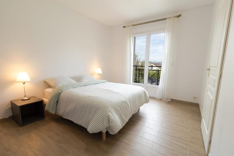 Villa Cosy avec Jardin Paris Disney Villa in Noisy-le-Grand