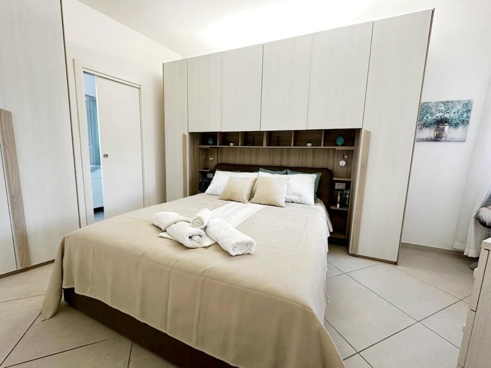 Bed, Bedroom, towels, wardrobe