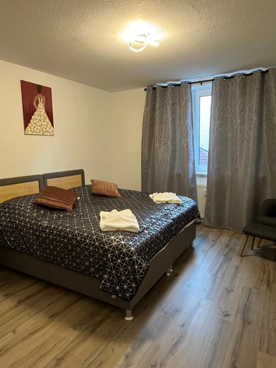 Photo of the whole room, Bedroom