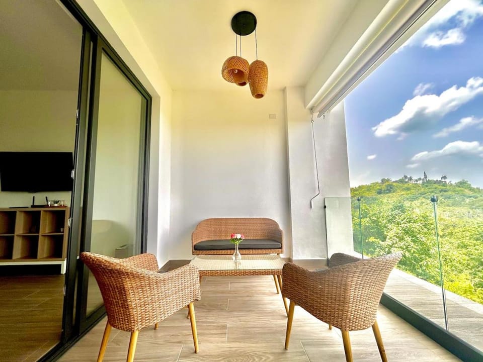 Natural landscape, View (from property/room), Balcony/Terrace, Seating area, Sea view, internet