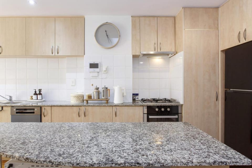 Coffee/tea facilities, Kitchen or kitchenette, dishwasher, oven, stove, toaster