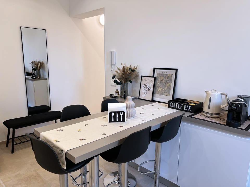 Coffee/tea facilities, Dining area