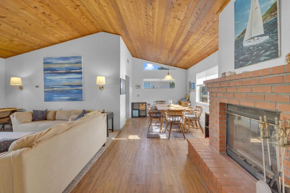 2 Blocks to Beach, Firepit, Sandbox, BBQ, Work House in Carlsbad