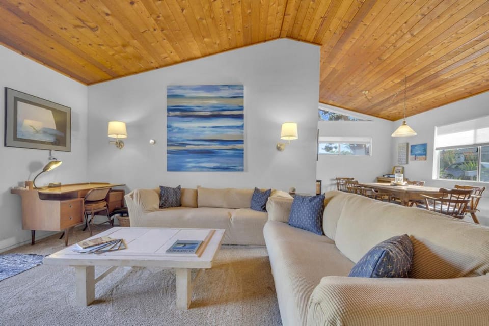 2 Blocks to Beach, Firepit, Sandbox, BBQ, Work House in Carlsbad