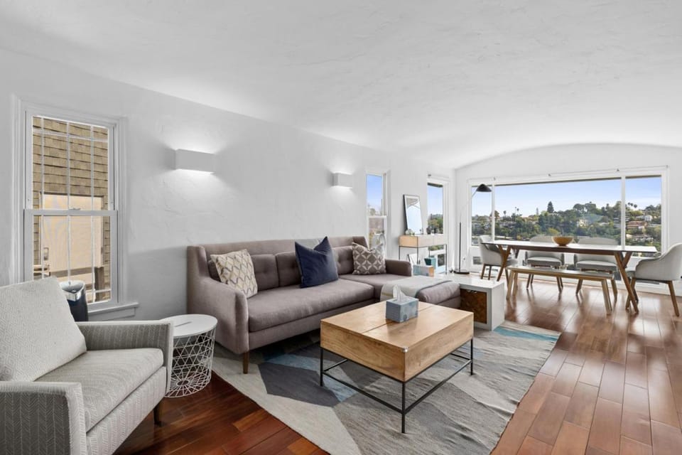 Spectacular Views and Tranquil Retreat in Los Feliz House in Los Feliz