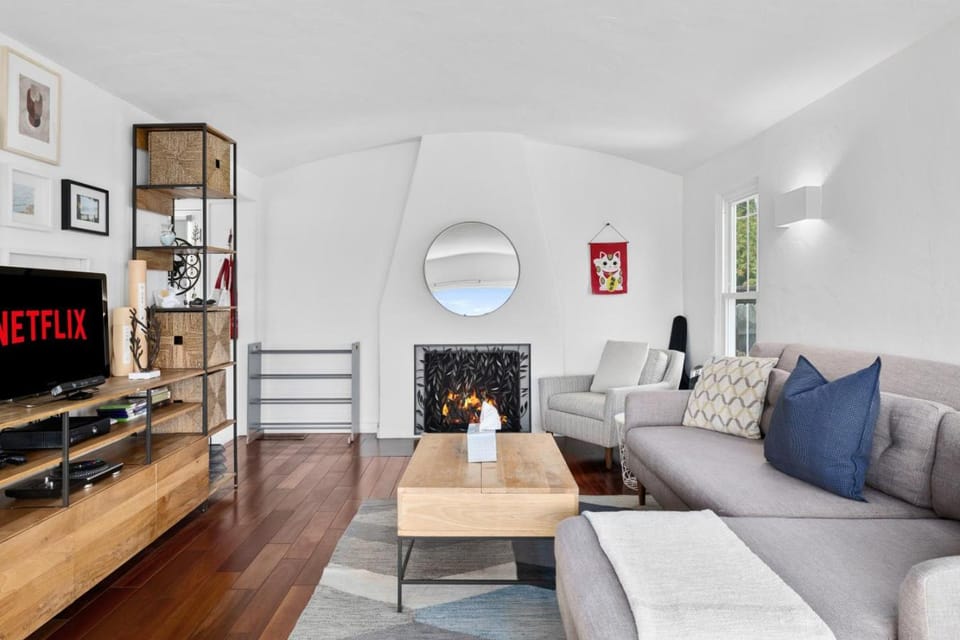 Spectacular Views and Tranquil Retreat in Los Feliz House in Los Feliz