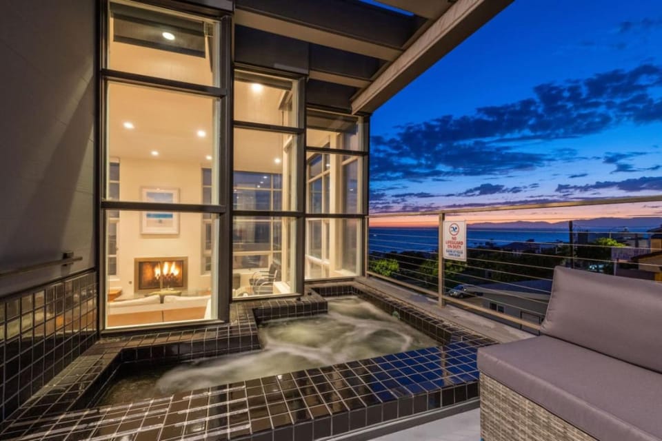 Stunning Panoramic Ocean Views Penthouse Hot Tub House in Manhattan Beach
