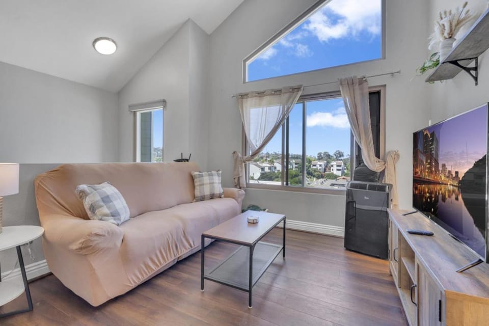 Point Loma 2BR Townhome w Parking in Prime Location House in Point Loma