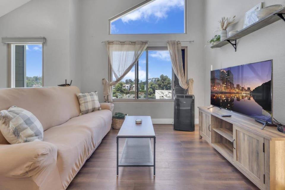 Point Loma 2BR Townhome w Parking in Prime Location House in Point Loma