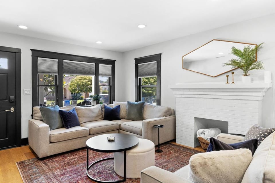 Charming 2BR in Heart of LA with Spacious Backyard House in San Fernando Valley