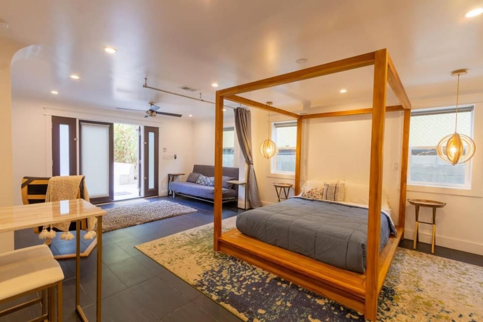 Deluxe Master Studio Private Entrance and Patio Apartment in San Diego