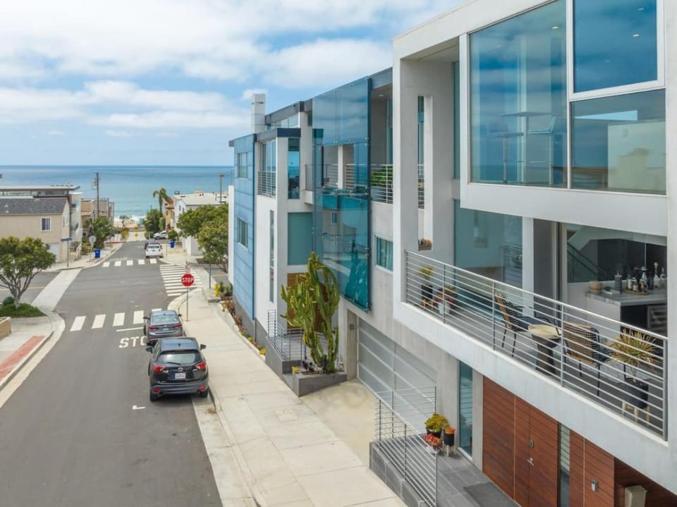 The Blue Wave - 3 blocks from Manhattan Beach Pier House in Manhattan Beach