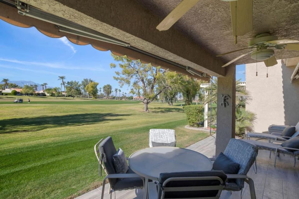 Resort-Style Condo on Golf Course, Mountain Views House in Palm Desert