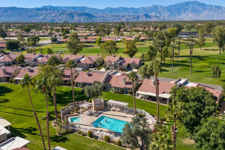 Resort-Style Condo on Golf Course, Mountain Views House in Palm Desert