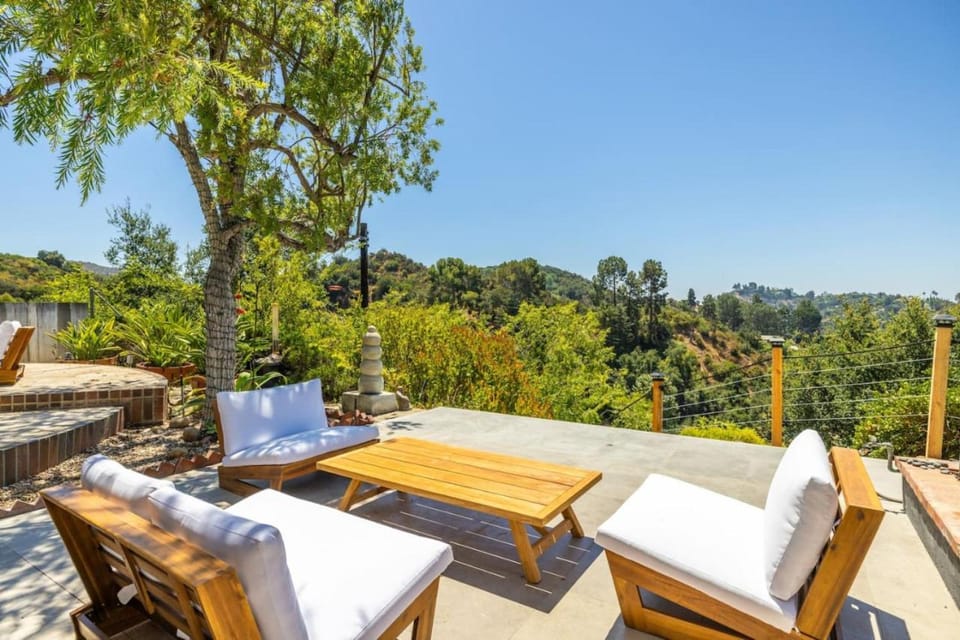 Hilltop Designer Midcentury Modern 4BR Pool HotTub House in Bel Air