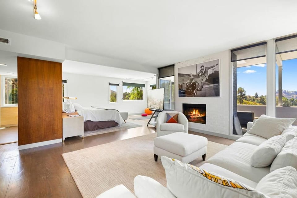 Hilltop Designer Midcentury Modern 4BR Pool HotTub House in Bel Air