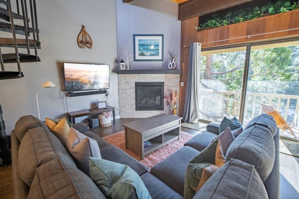 2xKing, Balconies, 350mbps. Loft, Near Northstar House in Tahoe Vista