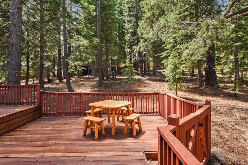 Serene Tahoe Donner Cabin mins to Lake, Ski, Golf Cabin in Truckee