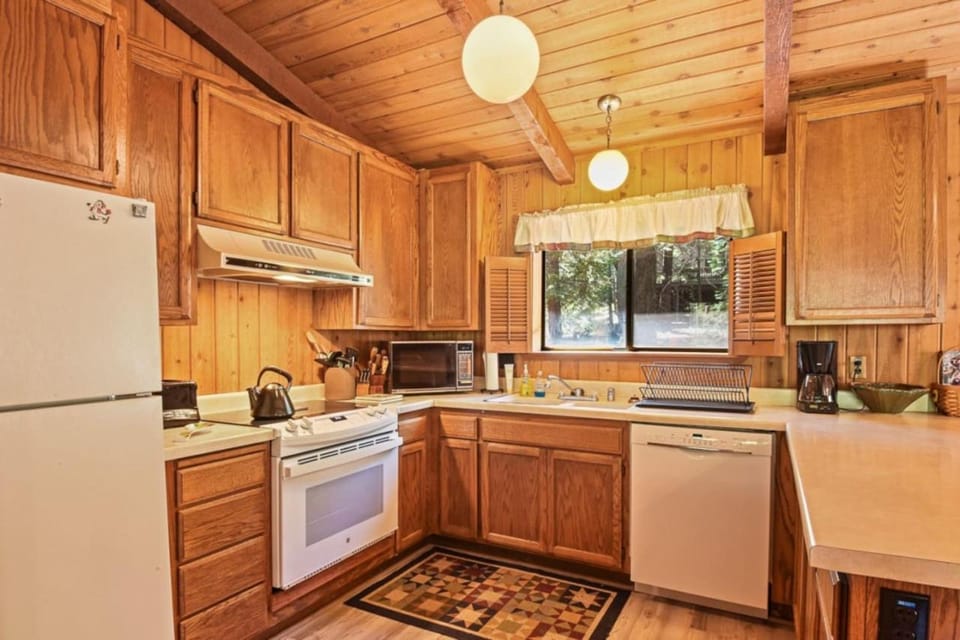 Serene Tahoe Donner Cabin mins to Lake, Ski, Golf Cabin in Truckee