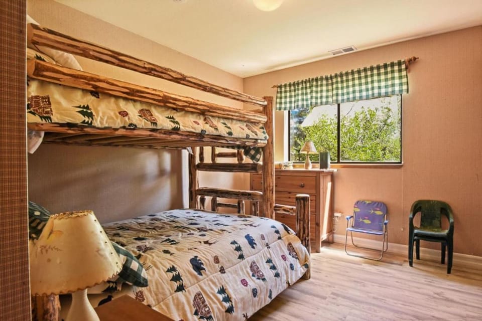 Serene Tahoe Donner Cabin mins to Lake, Ski, Golf Cabin in Truckee