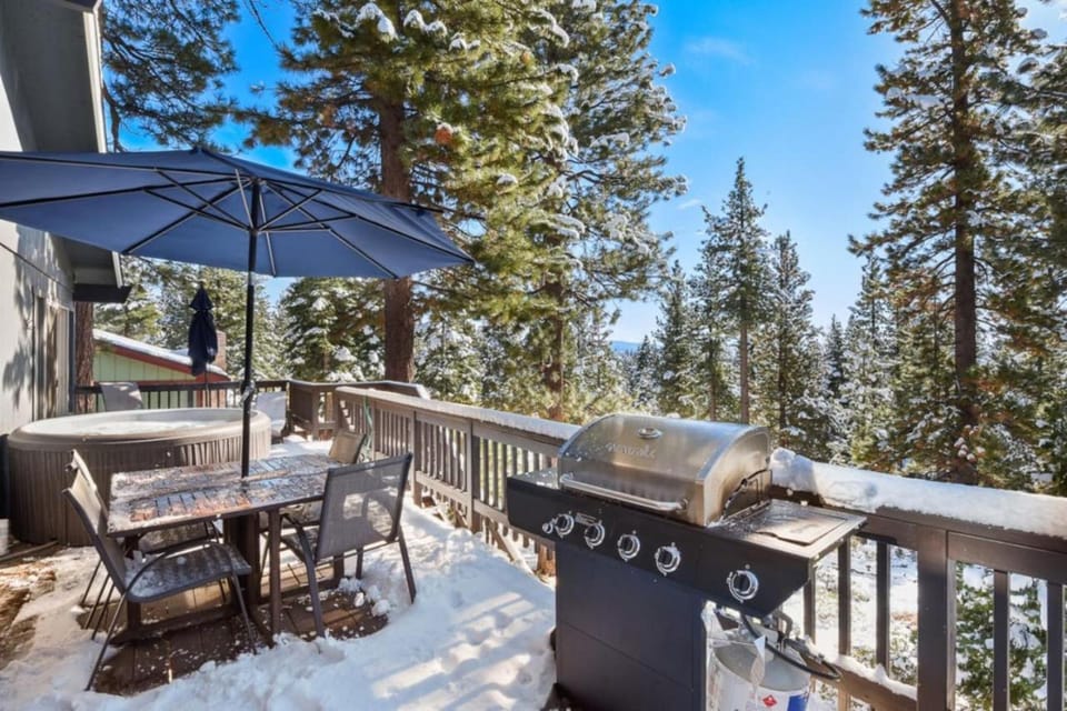 Kings Beach Family Retreat - Lake Views and Hot Tub House in Tahoe Vista