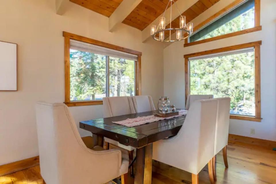 Kings Beach Family Retreat - Lake Views and Hot Tub House in Tahoe Vista