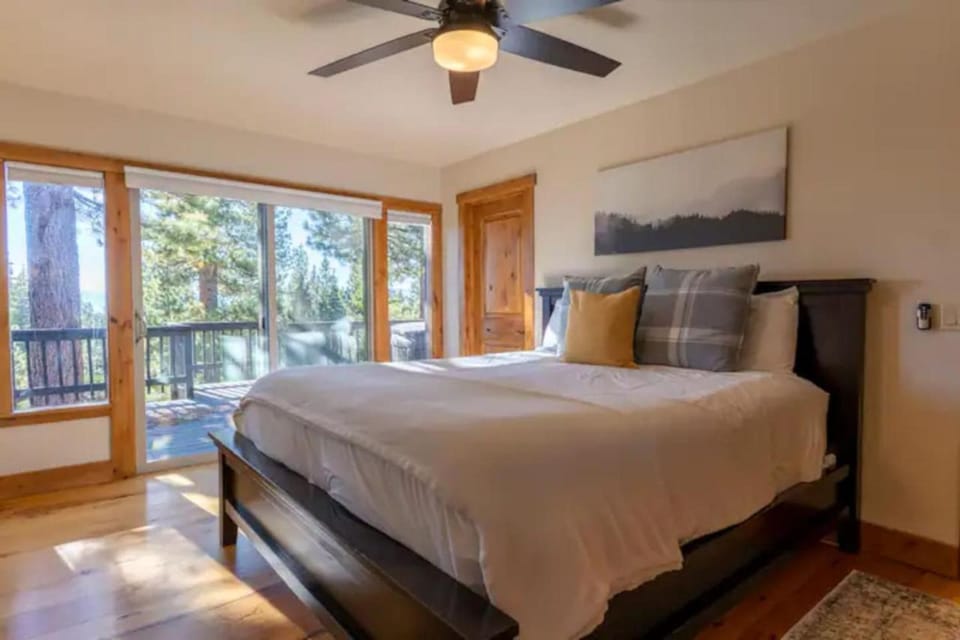 Kings Beach Family Retreat - Lake Views and Hot Tub House in Tahoe Vista