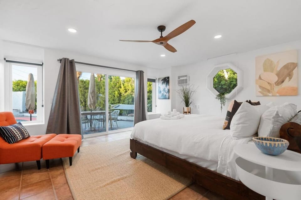 Sunny Oasis 4BR Palm Springs Paradise with Pool House in Palm Springs