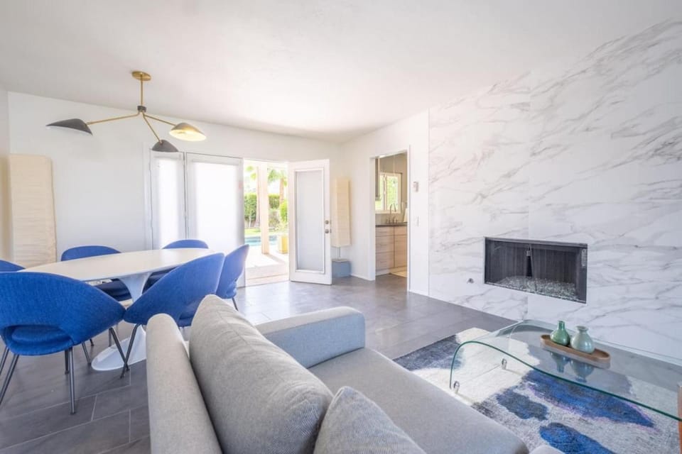 Desert Oasis Saltwater Pool, Spa and Mountain Views House in Palm Springs