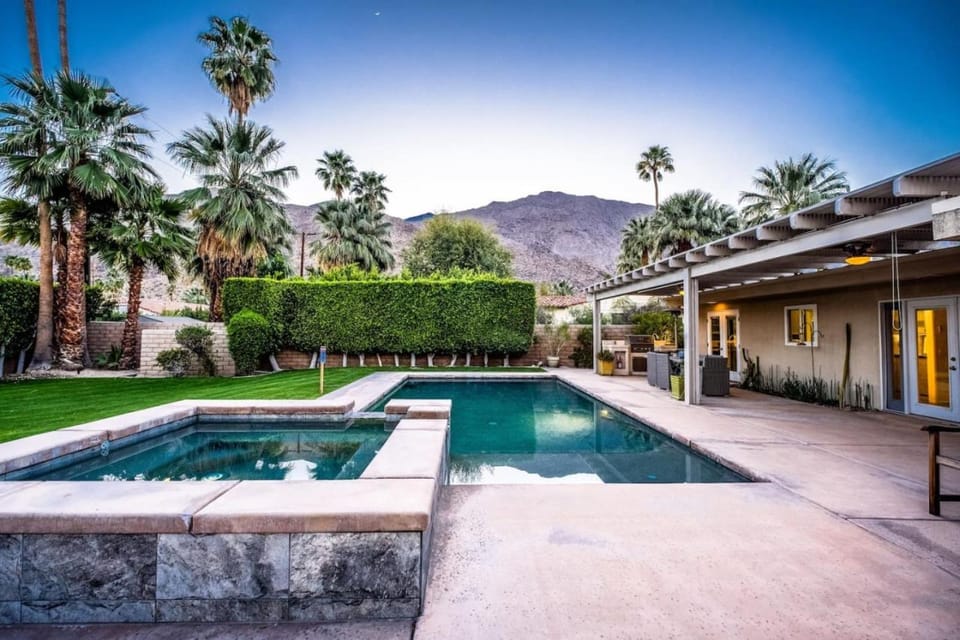 Desert Oasis Saltwater Pool, Spa and Mountain Views House in Palm Springs