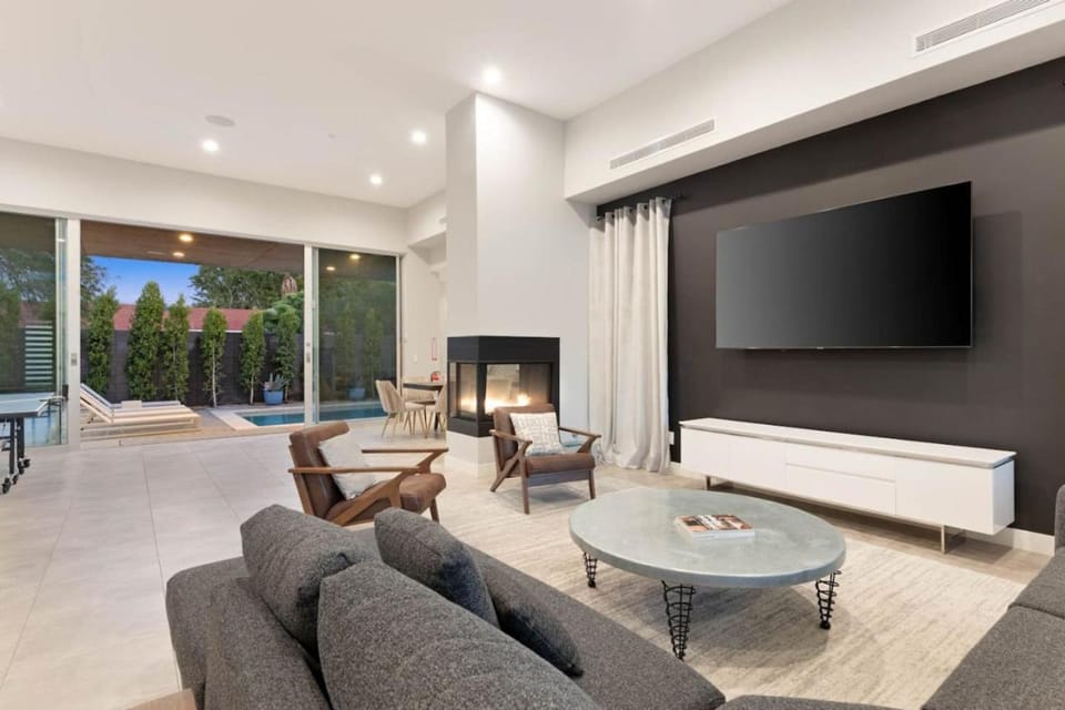 Stunning Brand New Home Modern Vibe, Pool and Spa House in Palm Springs