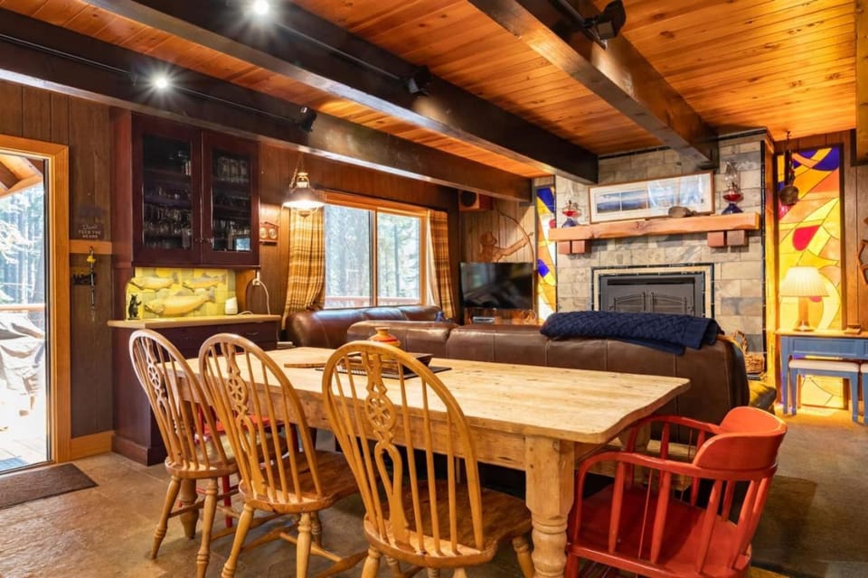 Walk to Lake West Shore Cabin Hot Tub DogOK EVplug Cabin in Homewood