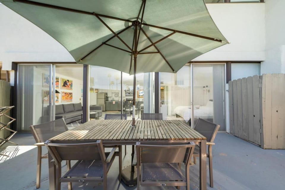 Mid-Century Modern Gem with a BBQ Patio House in Palm Springs