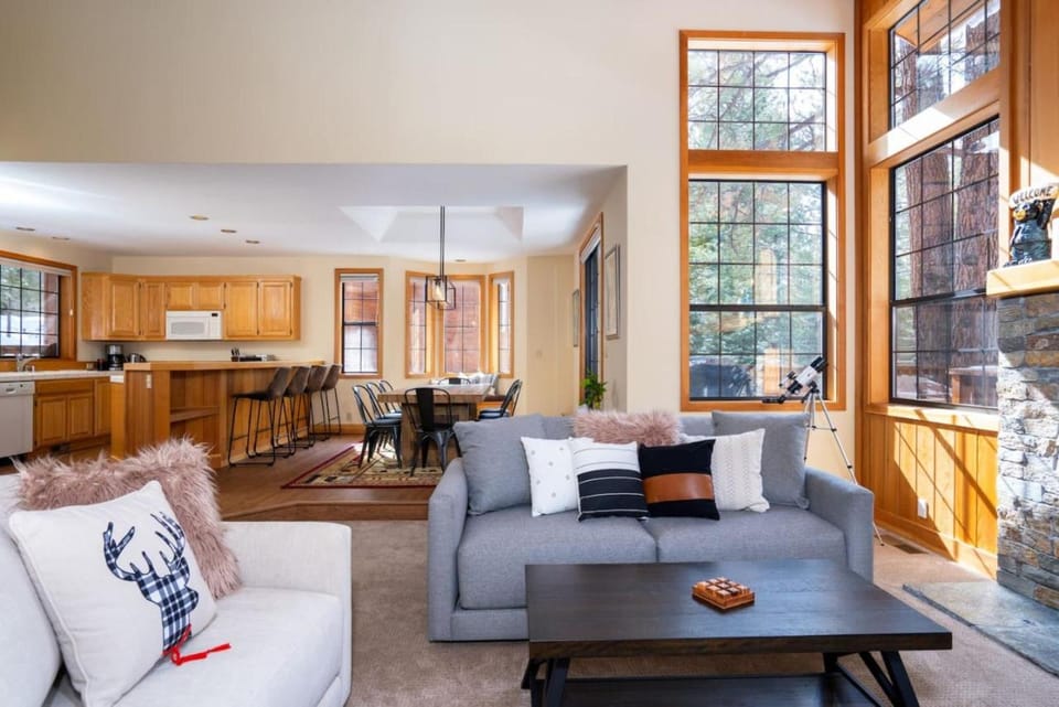 Family Escape Minutes to Northstar EV Charger WandD House in Sierra Nevada