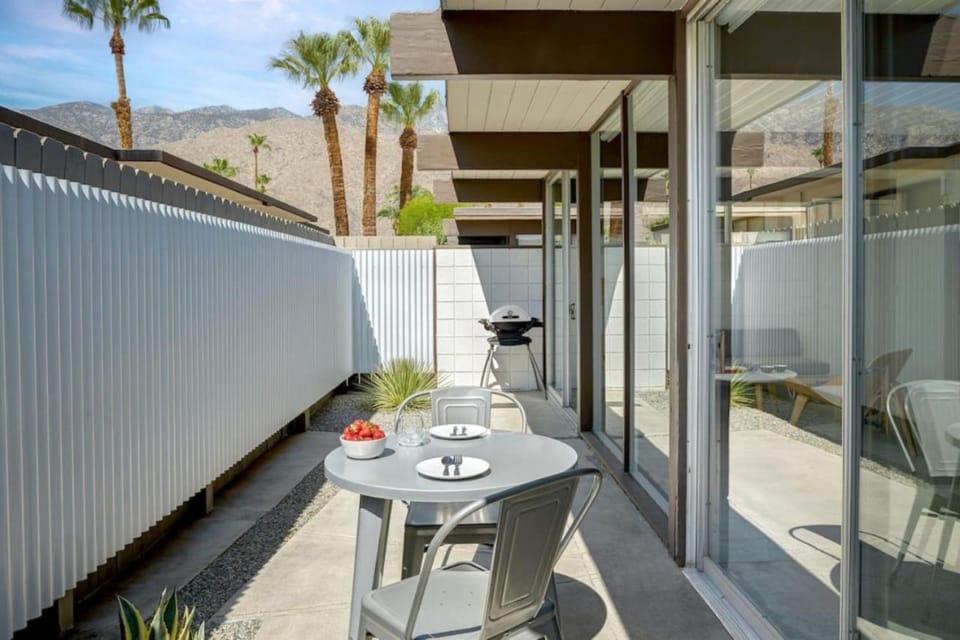 Elegant and Minimalistic Bungalow at Ocotillo Lodge House in Palm Springs