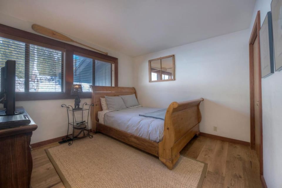 Serene Condo by Palisades Base and Golf Course House in Palisades Tahoe (Olympic Valley)