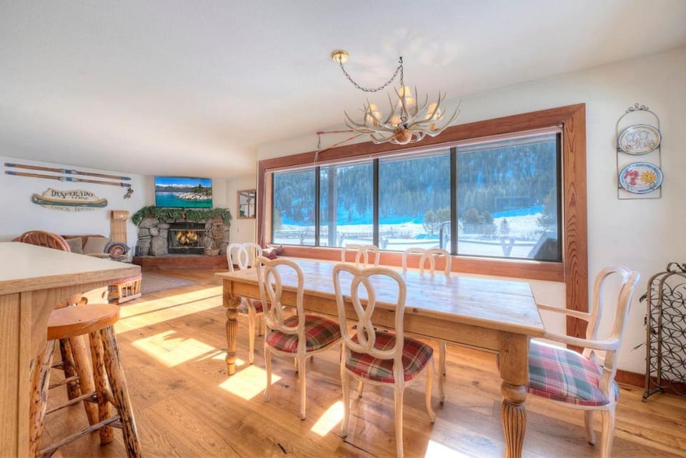 Serene Condo by Palisades Base and Golf Course House in Palisades Tahoe (Olympic Valley)