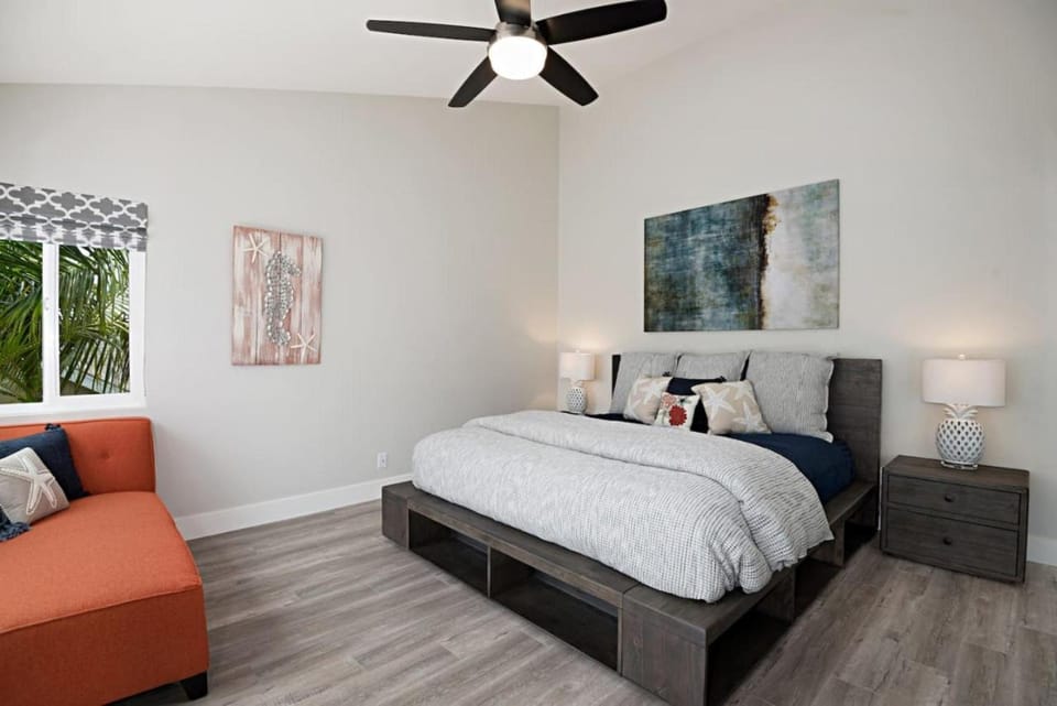 Chic Upstairs Condo Steps from Strands Beach Apartment in Dana Point