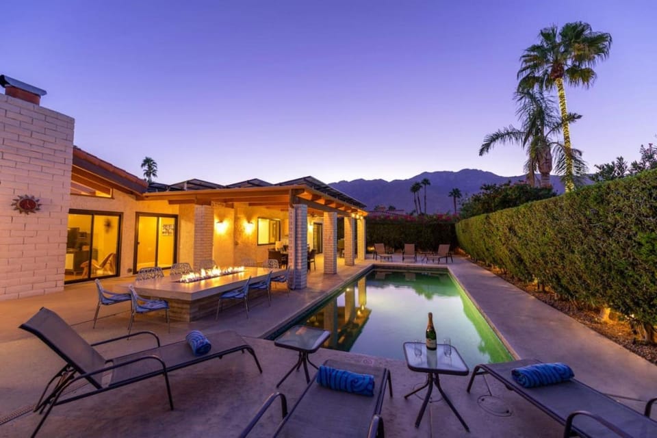 5 Bed Araby Cove Estate Views, Pool, Game Room, Ev House in Palm Springs