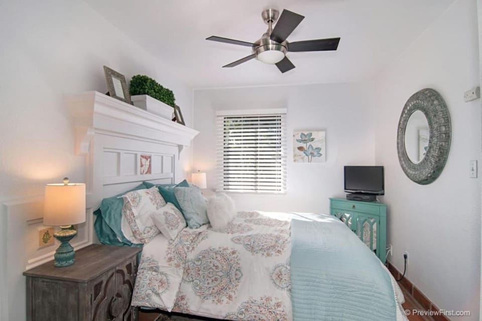 Cute Old Town Cottage near Downtown Beaches House in Point Loma