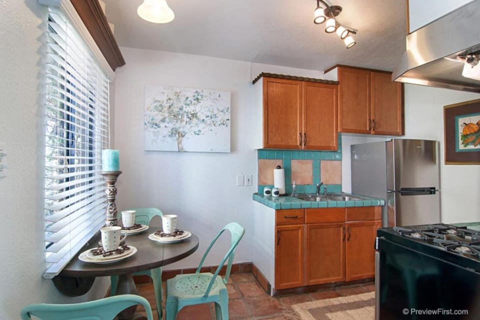 Cute Old Town Cottage near Downtown Beaches House in Point Loma