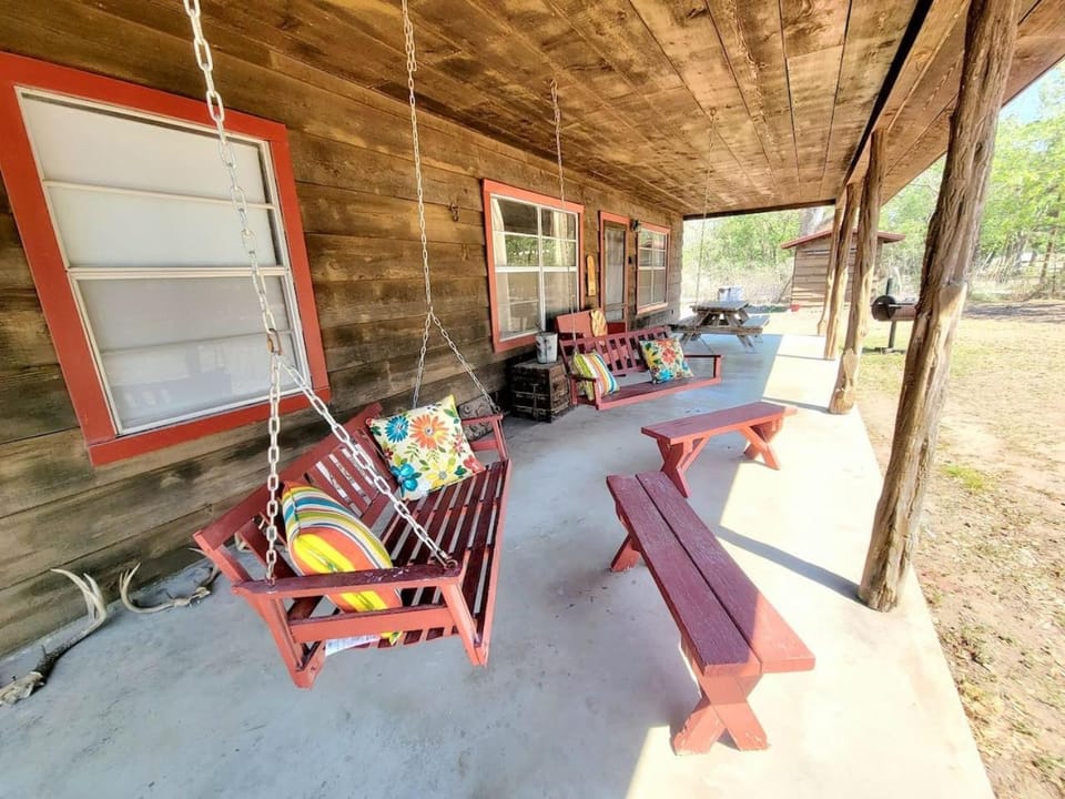 TJs Escape Landmark Oak Tree 1mile2river House in Rio Grande