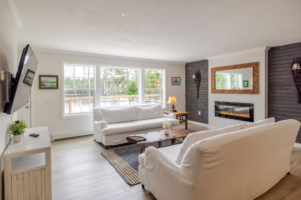 Communal lounge/ TV room, TV and multimedia, Living room, Seating area, Evening entertainment