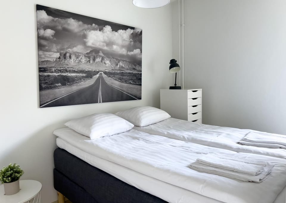 Bed, Bedroom, towels